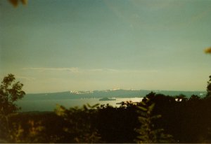 Vue nocturne du lac illumin par la lune; bien visible l'le Martana, au fond Montefiascone.